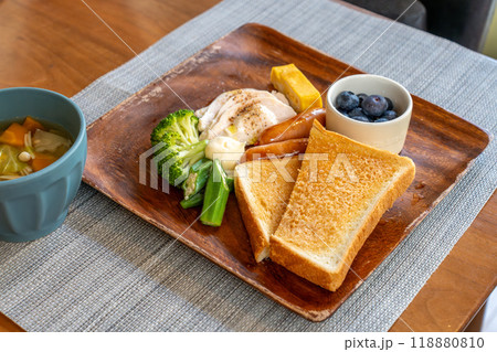 トーストとフルーツの朝食 トーストとフルーツの朝食 118880810