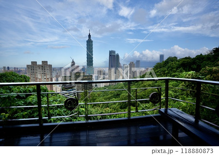 都市の風景「象山からの台北市街地を臨む」 118880873