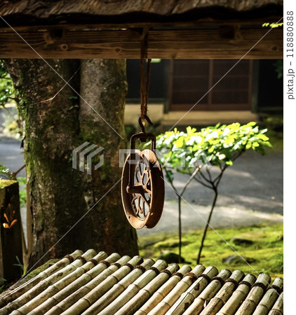 屋根がある井戸の鉄製吊り滑車と竹製井戸蓋 118880888