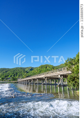 夏の京都嵐山 渡月橋と桂川の流れ 夏の京都嵐山 渡月橋と桂川の流れ 118880973