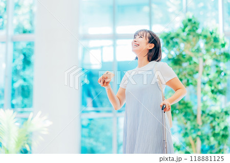旅行　女性　撮影協力：学校法人電波学園　東京電子専門学校 118881125