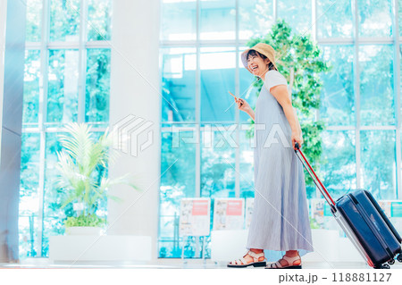 旅行 女性 撮影協力:学校法人電波学園 東京電子専門学校 旅行 女性 撮影協力:学校法人電波学園 東京電子専門学校 118881127