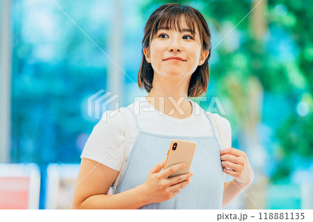 旅行　女性　撮影協力：学校法人電波学園　東京電子専門学校 118881135