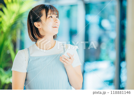 旅行　女性　撮影協力：学校法人電波学園　東京電子専門学校 118881146