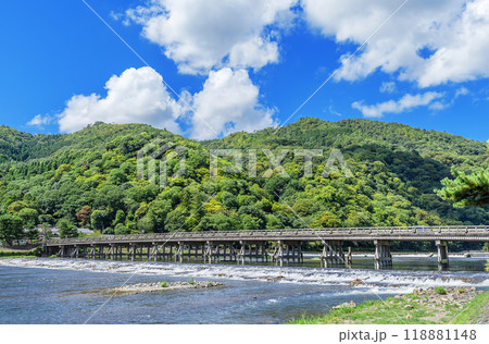 京都嵐山　夏空の渡月橋 118881148