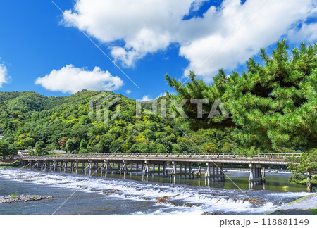 京都嵐山　夏空の渡月橋 118881149