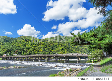 京都嵐山　夏空の渡月橋 118881151