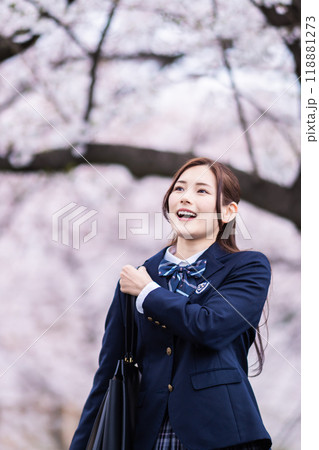 新学期を迎えた通学する女子高生 118881273