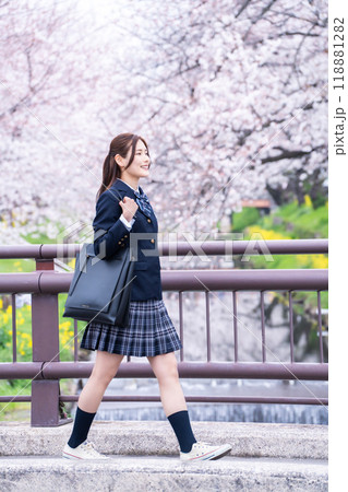 新学期を迎えた通学する女子高生 新学期を迎えた通学する女子高生 118881282