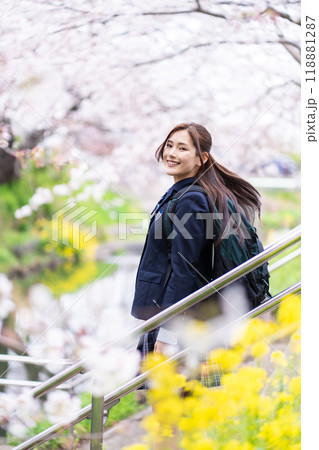 新学期を迎えた通学する女子高生 118881287