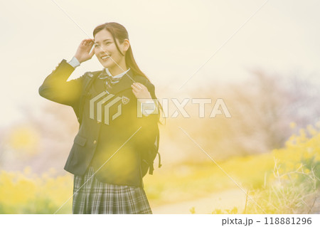 新学期の女子高生 118881296