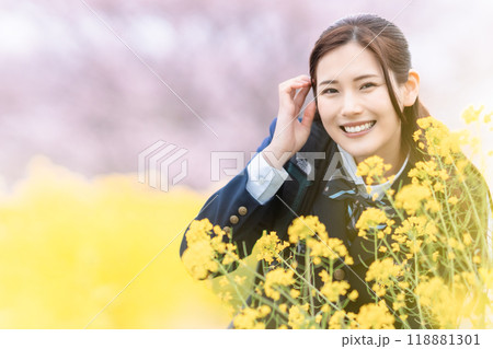 桜と菜の花の女子高生ポートレート 118881301