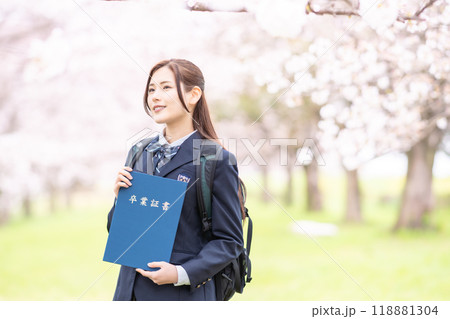 満開の桜の中、卒業の日を迎えた女子高生 満開の桜の中、卒業の日を迎えた女子高生 118881304