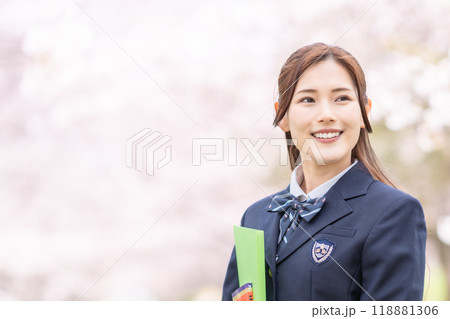 新学期に向かう女子高生 118881306