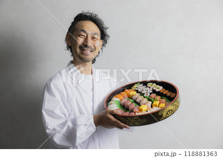 寿司桶を持つ白衣の男性 118881363