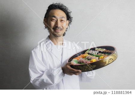 寿司桶を持つ白衣の男性 118881364