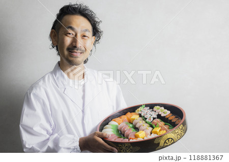 寿司桶を持つ白衣の男性 118881367