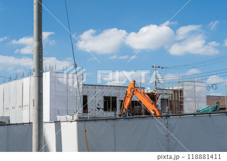 青空と重機と解体工事 118881411