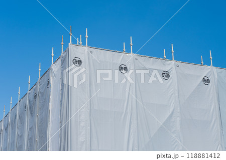 青空と解体工事の防音シート 青空と解体工事の防音シート 118881412