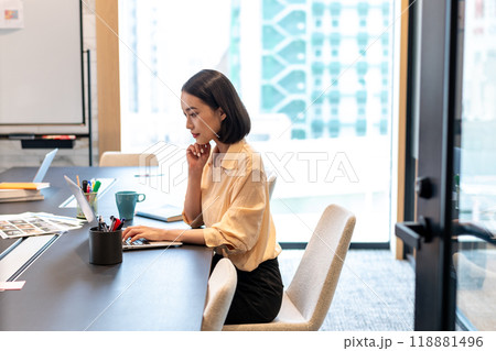 小会議室で集中して仕事をしている女性 118881496