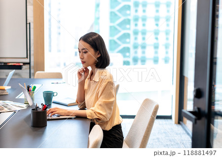 小会議室で集中して仕事をしている女性 118881497