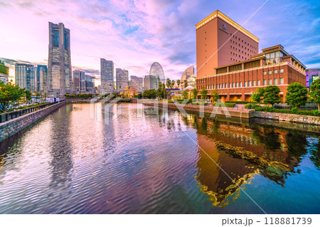 日本の横浜都市景観　10月。横浜ランドマークタワーやナビオス横浜など、みなとみらいの街を望む＝1日 118881739