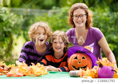 Family decorating home. Halloween arts and crafts. Family decorating home. Halloween arts and crafts. 118881791