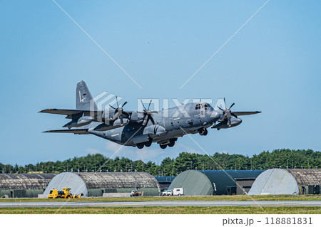 着陸する輸送機 C-130 米軍 着陸する輸送機 C-130 米軍 118881831