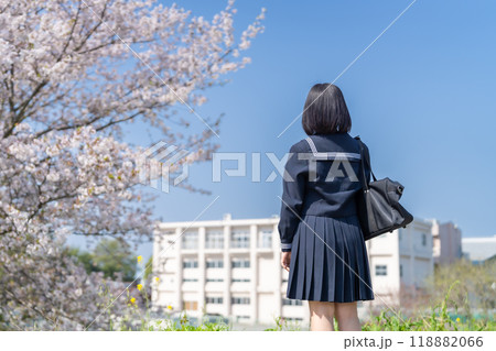 未来を見つめる高校生の後ろ姿 未来を見つめる高校生の後ろ姿 118882066