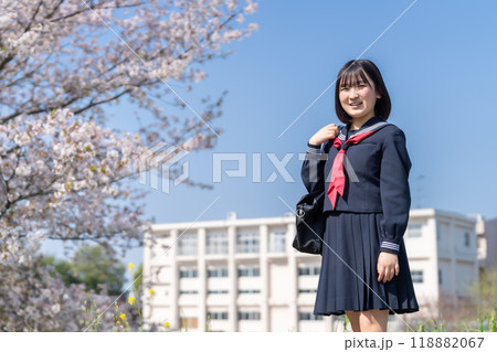 桜満開のころ、始業式の高校生 桜満開のころ、始業式の高校生 118882067
