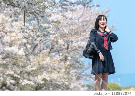 春に通学する女子高校生 春に通学する女子高校生 118882074