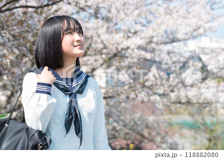 新学期を迎えた爽やかな女子高生 新学期を迎えた爽やかな女子高生 118882080