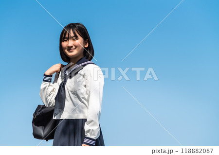 晴れの日に通学する女子高生 晴れの日に通学する女子高生 118882087