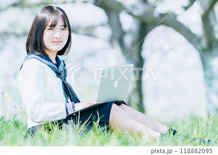 桜の下で芝生に座る高校生 桜の下で芝生に座る高校生 118882095