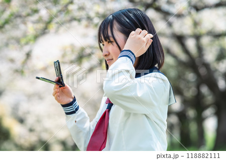 覚えたてのメイクをする高校生 覚えたてのメイクをする高校生 118882111