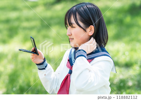覚えたてのメイクをする高校生 覚えたてのメイクをする高校生 118882112