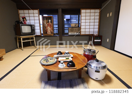 写真素材 昭和 建築写真　昭和の食卓　日本間　テレビ　電気釜　サンマ　和室のタグ 118882345