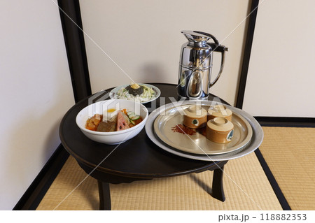 写真素材 昭和 建築写真　昭和の食卓　日本間　テレビ　電気釜　サンマ　和室のタグ 118882353