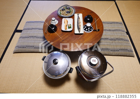 写真素材 昭和 建築写真 昭和の食卓 日本間 テレビ 電気釜 サンマ 和室のタグ 写真素材 昭和 建築写真 昭和の食卓 日本間 テレビ 電気釜 サンマ 和室のタグ 118882355