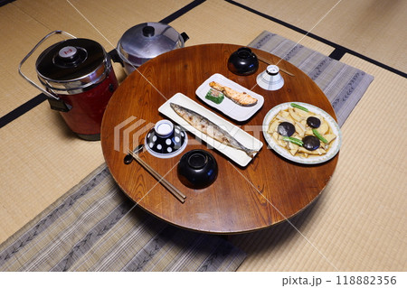 写真素材 昭和 建築写真 昭和の食卓 日本間 テレビ 電気釜 サンマ 和室のタグ 写真素材 昭和 建築写真 昭和の食卓 日本間 テレビ 電気釜 サンマ 和室のタグ 118882356
