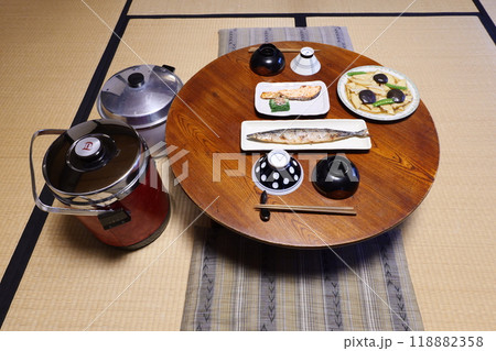 写真素材 昭和 建築写真　昭和の食卓　日本間　テレビ　電気釜　サンマ　和室のタグ 118882358