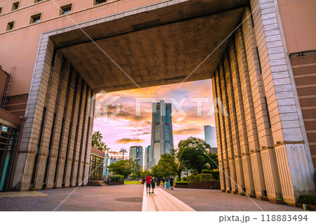日本の横浜都市景観 10月。ナビオス横浜や横浜ランドマークタワー、みなとみらいの街を望む＝1日 118883494
