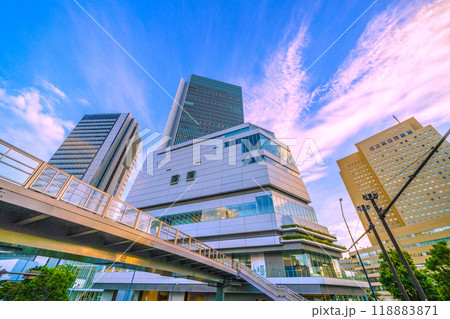 日本の横浜都市景観　10月。歩道橋のある街…北仲クロスデッキや横浜市役所などを望む＝1日 118883871