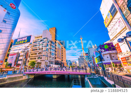 日本の横浜都市景観 10月。脱コロナ…賑わう横浜駅前・横浜ビブレや南幸橋などを望む＝1日 118884525