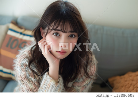 自宅で考え事をしている女性 118886608
