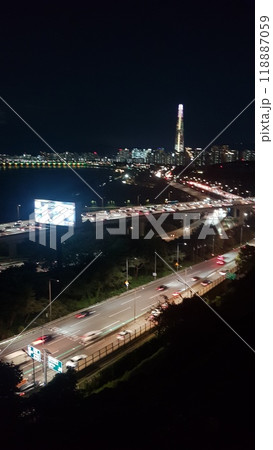 reflection of the city at night 118887059