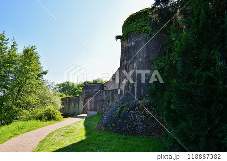 フランス、メッス。セイユ川沿いにあるベルクロワ要塞の城壁。2024年5月11日撮影。 フランス、メッス。セイユ川沿いにあるベルクロワ要塞の城壁。2024年5月11日撮影。 118887382