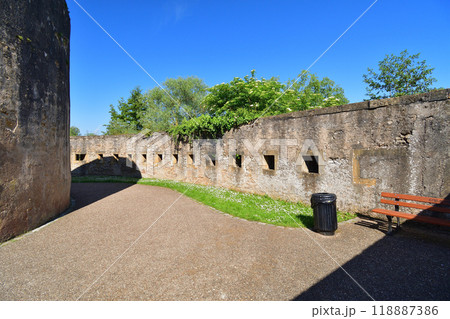 フランス、メッス。セイユ川沿いにあるベルクロワ要塞の城壁。2024年5月11日撮影。 118887386