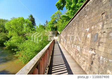 フランス、メッス。セイユ川沿いにあるベルクロワ要塞の城壁。2024年5月11日撮影。 フランス、メッス。セイユ川沿いにあるベルクロワ要塞の城壁。2024年5月11日撮影。 118887400