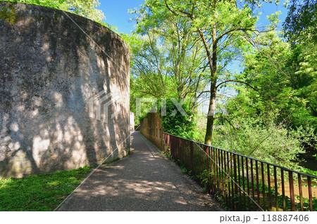 フランス、メッス。セイユ川沿いにあるベルクロワ要塞の城壁。2024年5月11日撮影。 118887406